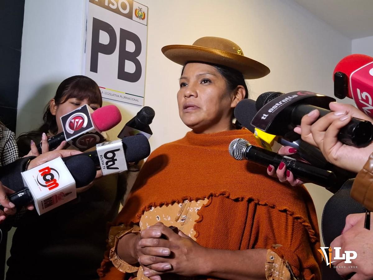 La senadora Crispín en conferencia de prensa