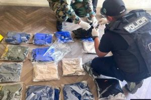 revisando prendas de vestir