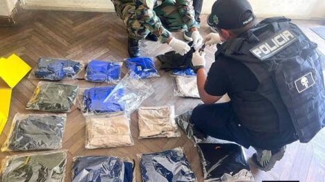 revisando prendas de vestir