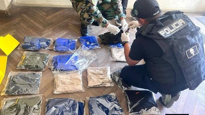 revisando prendas de vestir