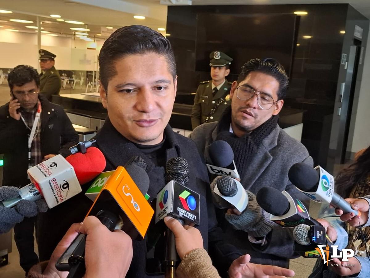 El diputado Rada en conferencia de prensa