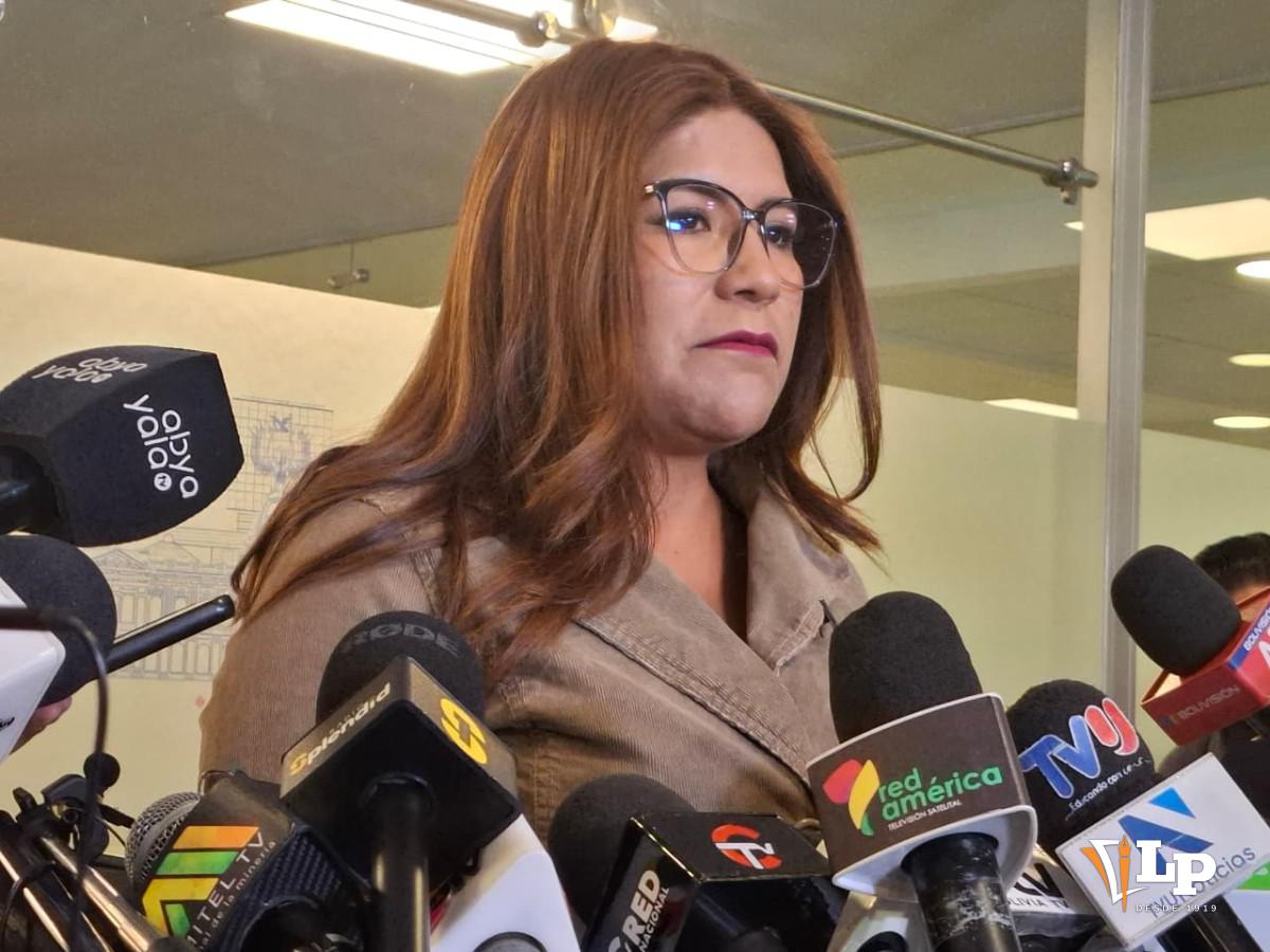 La diputada Pinto en conferencia de prensa