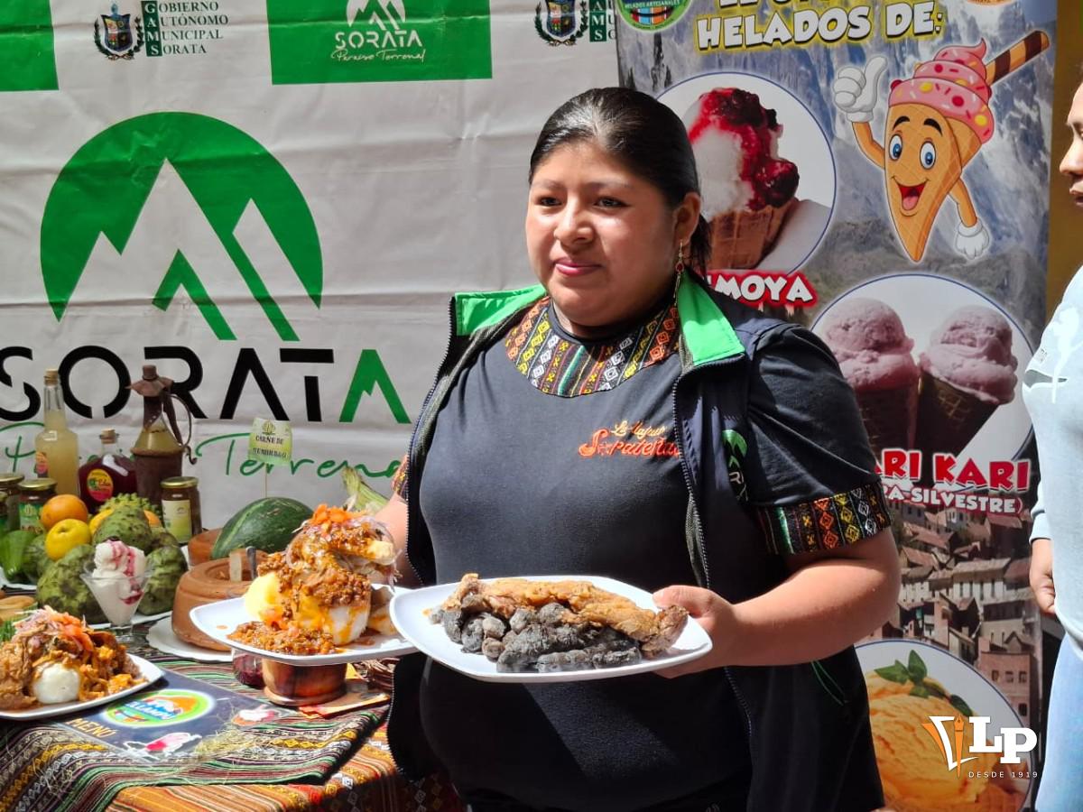 Un productora mostrando comida de Sorata