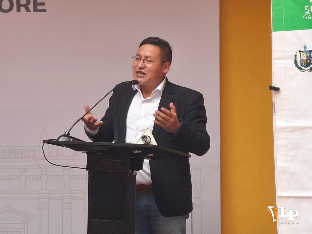 El alcalde de Sorata, Eustaquio Huayta, en conferencia de prensa