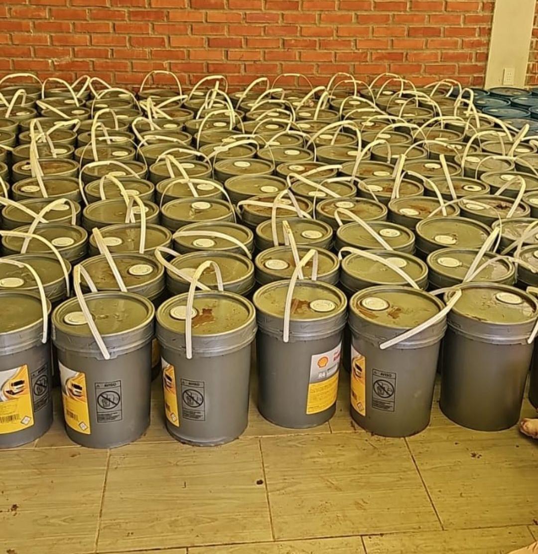 Los 160 baldes que contenían aceite automotriz