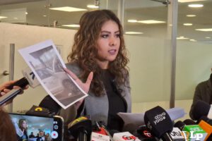 La diputada Adriana Jiménez en conferencia de prensa