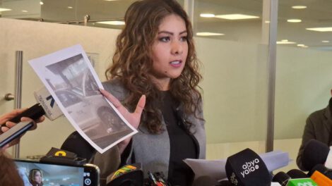 La diputada Adriana Jiménez en conferencia de prensa