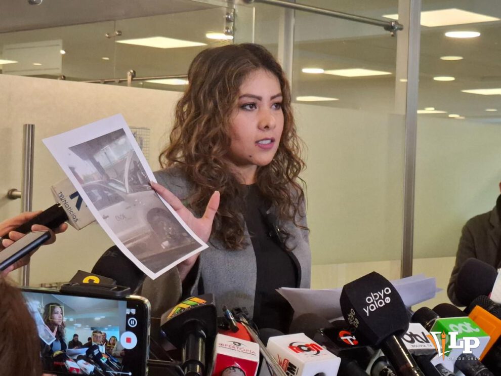 La diputada Adriana Jiménez en conferencia de prensa