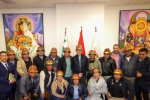 El Presidente Rodrigo Paz Pereira junto a la dirigencia de Fedecomin La Paz durante el encuentro en la Casa Grande del Pueblo