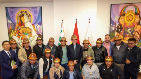 El Presidente Rodrigo Paz Pereira junto a la dirigencia de Fedecomin La Paz durante el encuentro en la Casa Grande del Pueblo