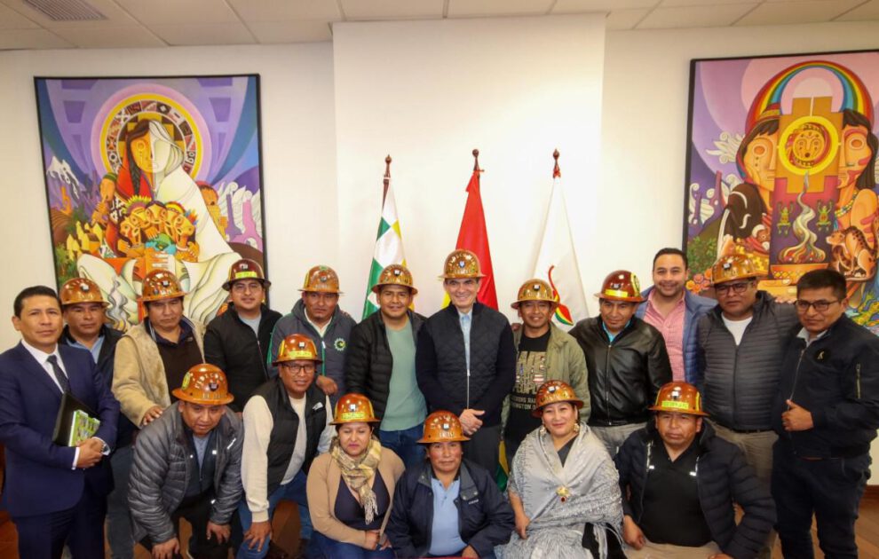 El Presidente Rodrigo Paz Pereira junto a la dirigencia de Fedecomin La Paz durante el encuentro en la Casa Grande del Pueblo