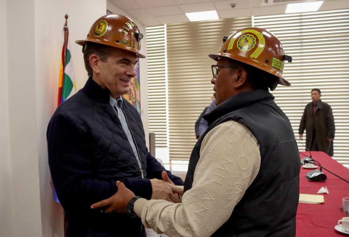 El Jefe de Estado escucha las demandas de los cooperativistas paceños