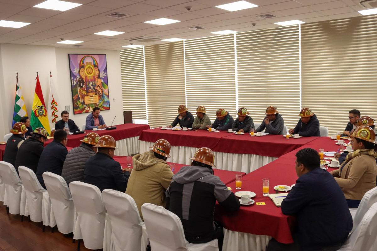 El Presidente Rodrigo Paz y los delegados de Fedecomin La Paz sellan el compromiso de trabajar en conjunto