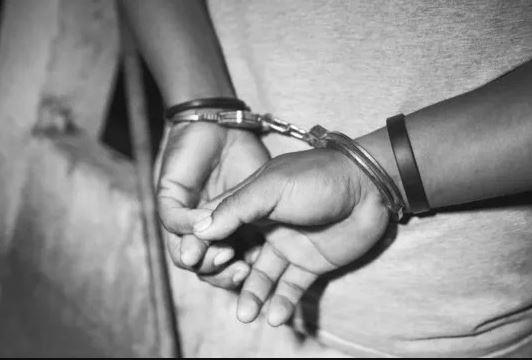 Imagen referencial de un hombre enmanillado