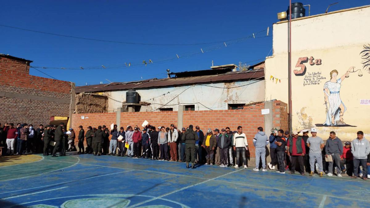 Internos del penal de San Pedro