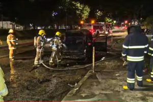 Bomberos apagando incendio