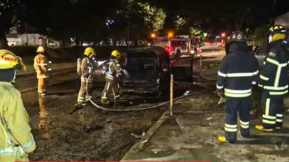 Bomberos apagando incendio