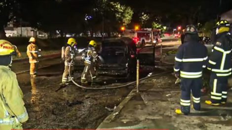 Bomberos apagando incendio