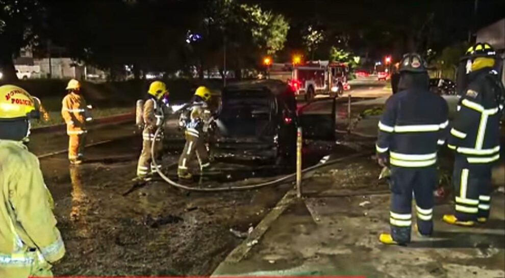 Bomberos apagando incendio