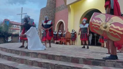 Hombres actuando