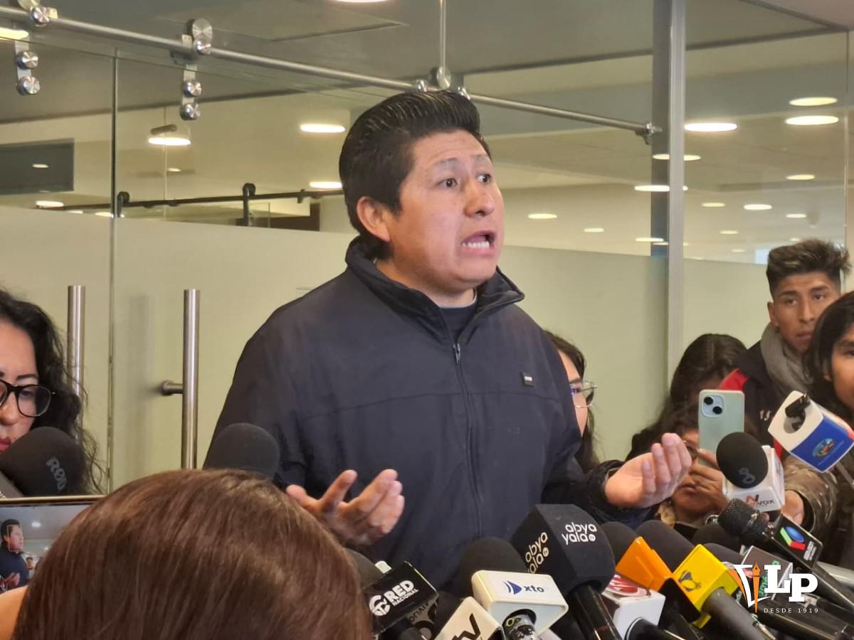 El diputado Copa en conferencia de prensa