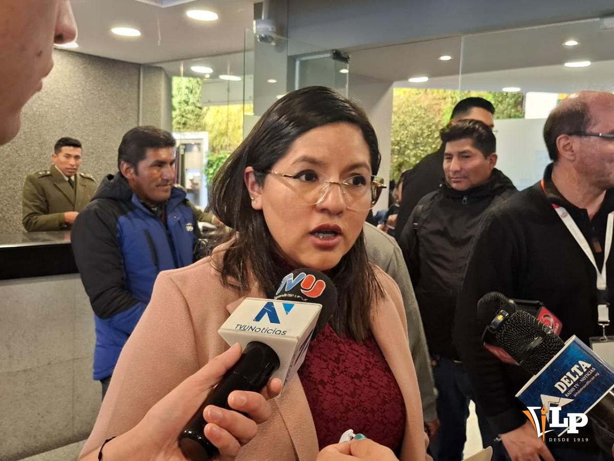 La diputada Claros en conferencia de prensa