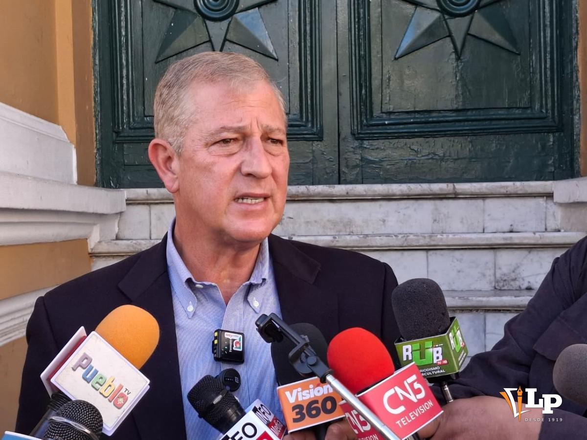 El senador Branko Marinkovic en conferencia de prensa