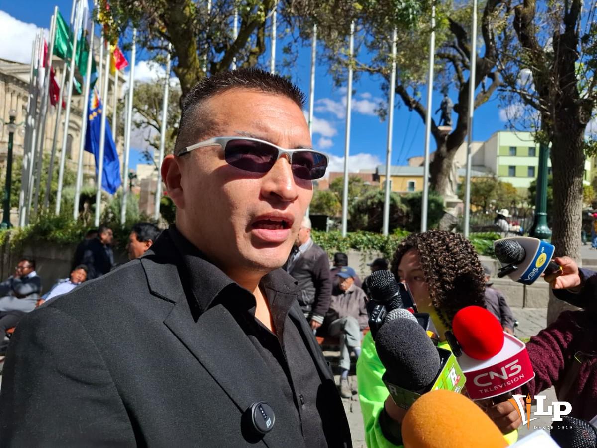 El asambleísta departamental Juan José Rúa en confenrencia de prensa