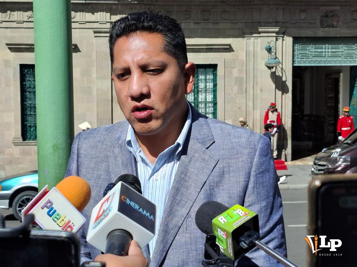 El exasambleísta Marco Fuentes en conferencia de prensa