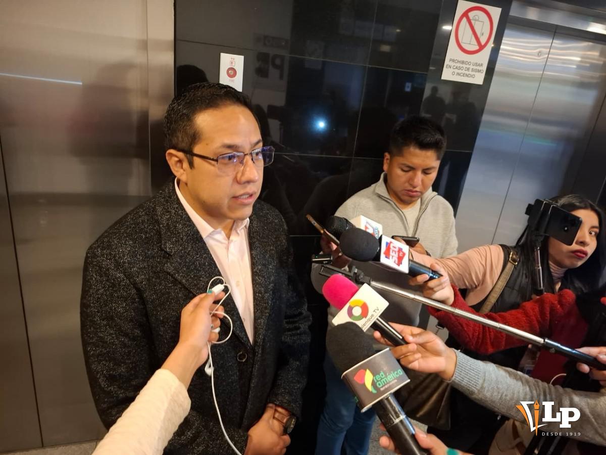 El diputado Brañez en conferencia de prensa