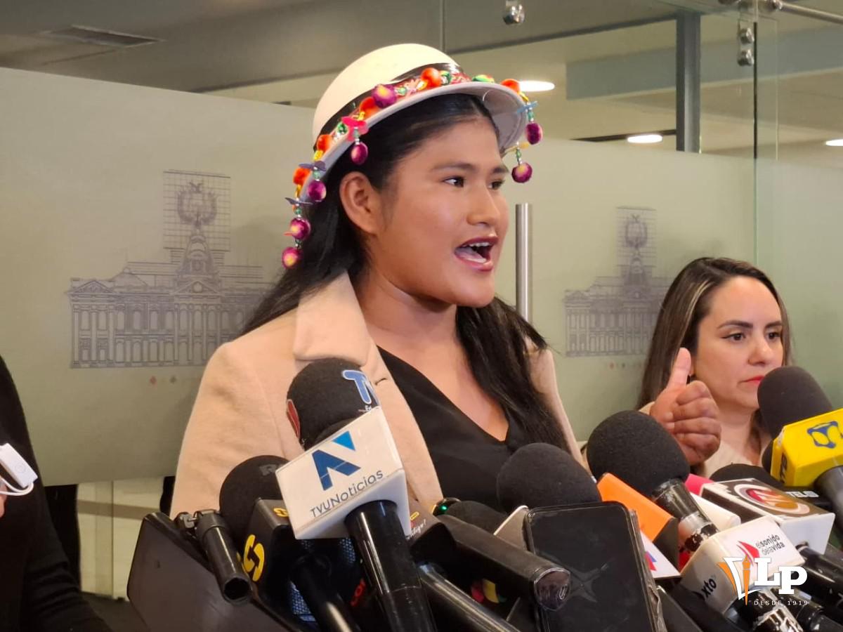 La diputada Basilia Cruz en conferencia de prensa