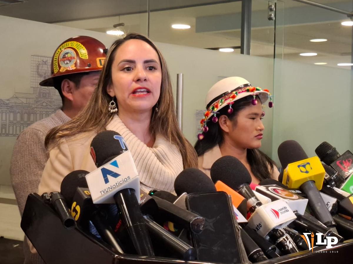 La diputada Claudia Herbas en conferencia de prensa