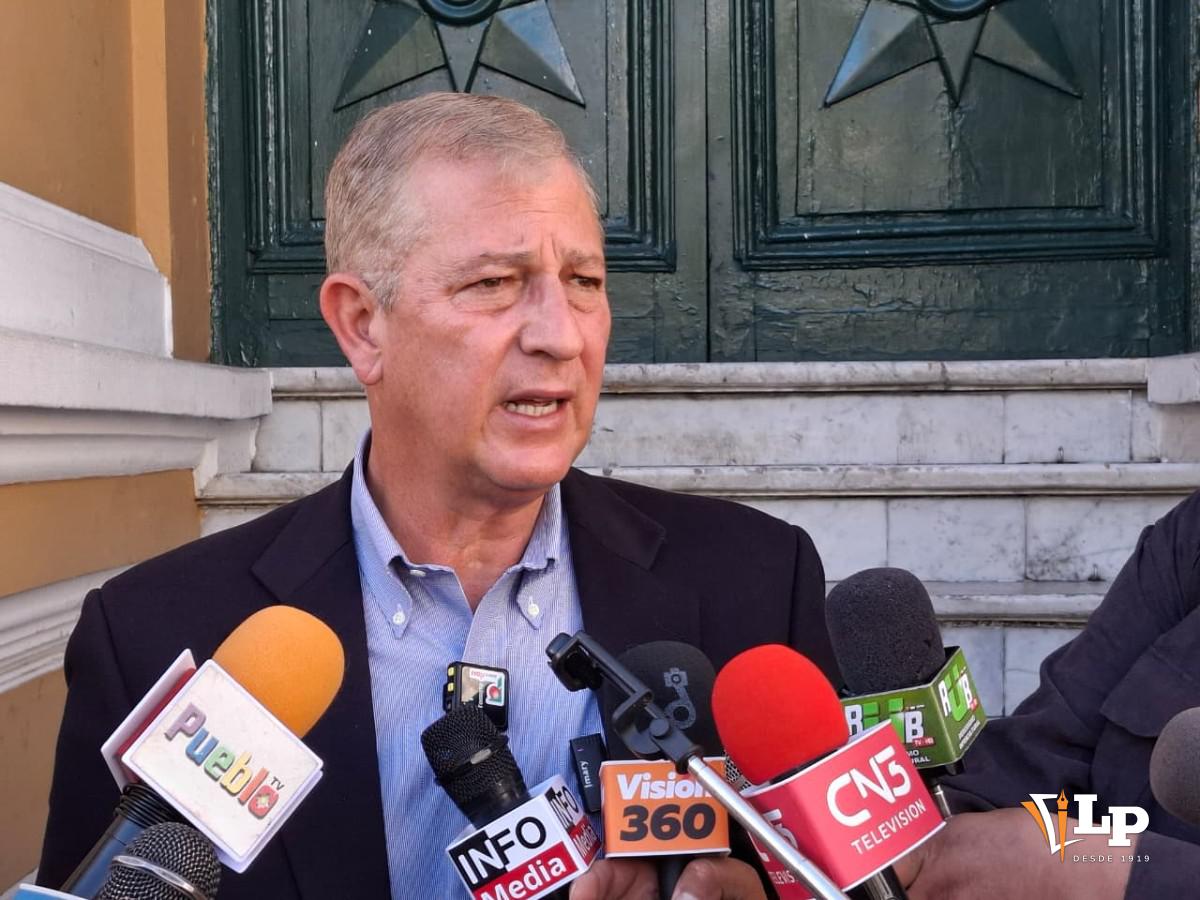 El senador Branko Marinkovic en conferencia de prensa