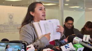 La diputada Cecilia Vargas en conferencia de prensa