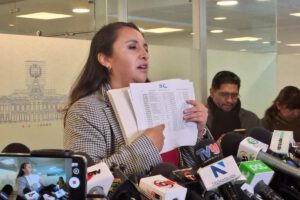 La diputada Cecilia Vargas en conferencia de prensa