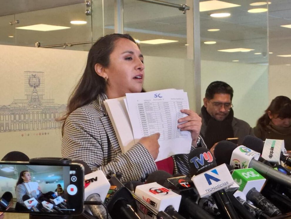 La diputada Cecilia Vargas en conferencia de prensa