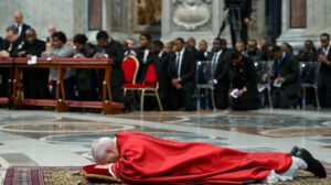 El Papa León XIV reza tendido en el suelo de la basílica vaticana por la Pasión de Cristo