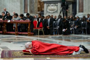 El Papa León XIV reza tendido en el suelo de la basílica vaticana por la Pasión de Cristo