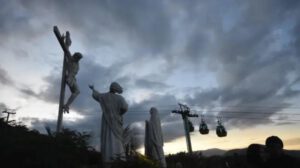 Cientos de creyentes suben al Cristo de la Concordia, peregrinando las estaciones