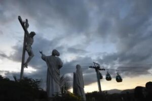 Cientos de creyentes suben al Cristo de la Concordia, peregrinando las estaciones