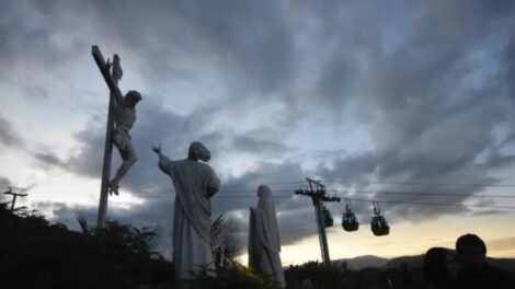 Cientos de creyentes suben al Cristo de la Concordia, peregrinando las estaciones