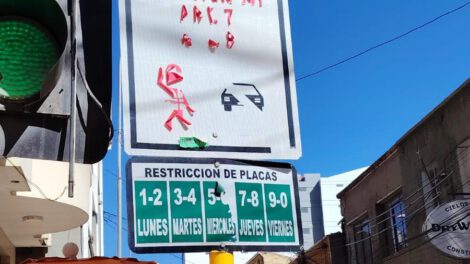 letrero de restricción vehicular