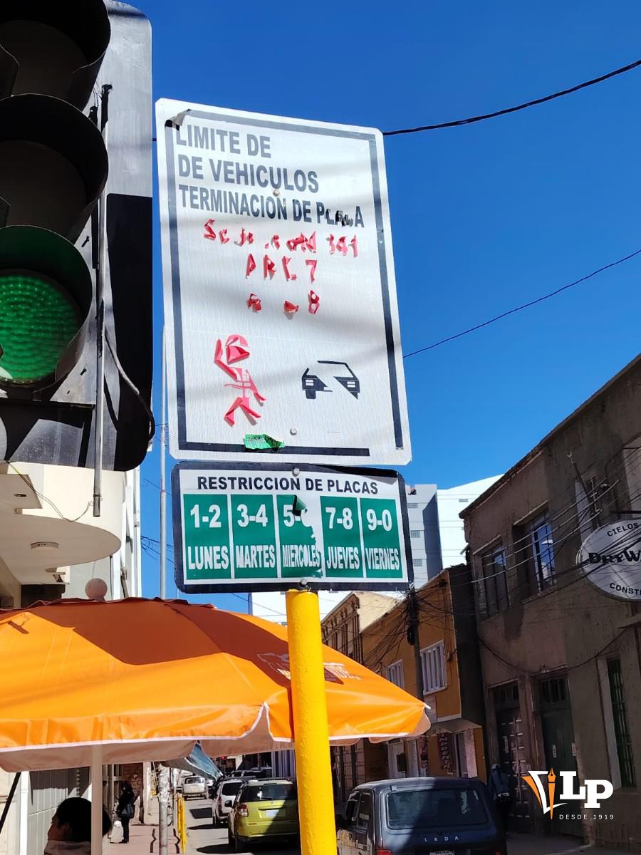 letrero de restricción vehicular
