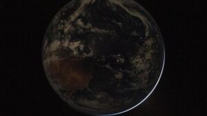 Una imagen de la Tierra tomada por la tripulación de Artemis II