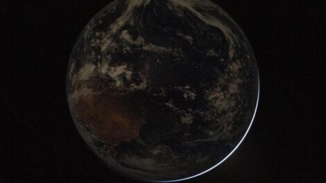 Una imagen de la Tierra tomada por la tripulación de Artemis II