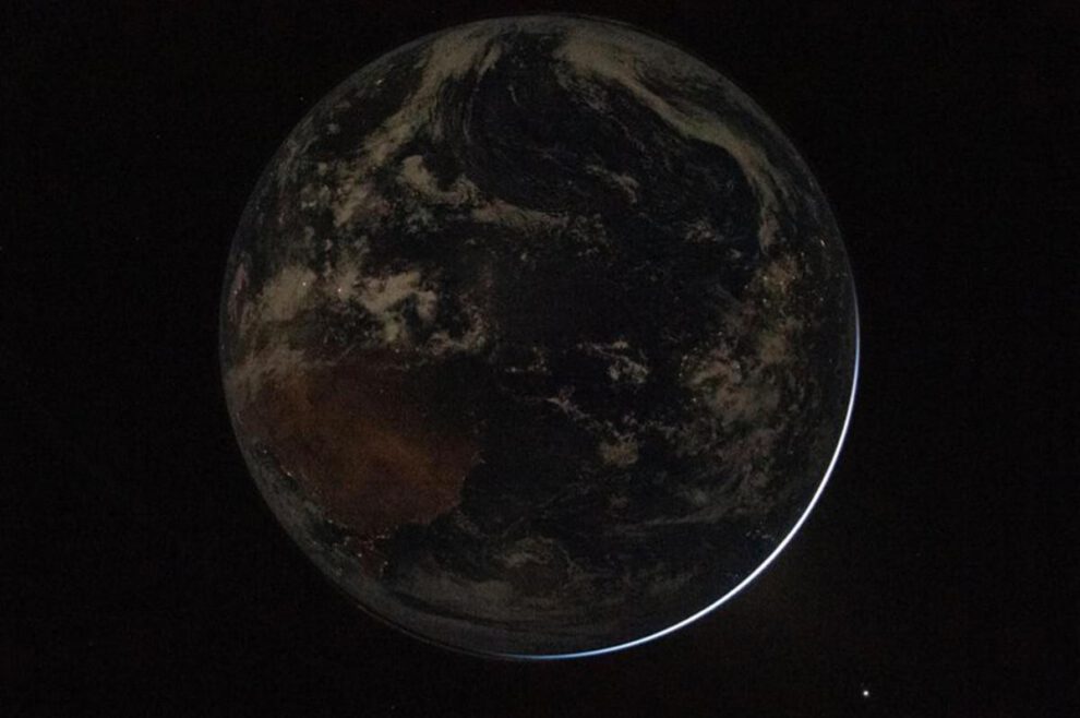 Una imagen de la Tierra tomada por la tripulación de Artemis II