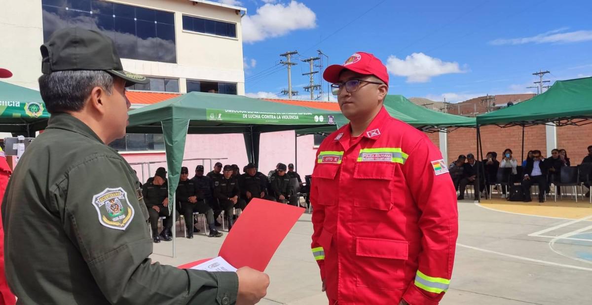 Entrega de certificados a los nuevos bomberos