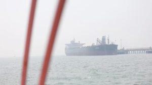 Un petrolero pasa a través del estrecho de Ormuz