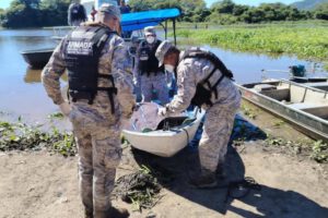 El levantamiento de lo cuerpos realizada por la Armada Boliviana