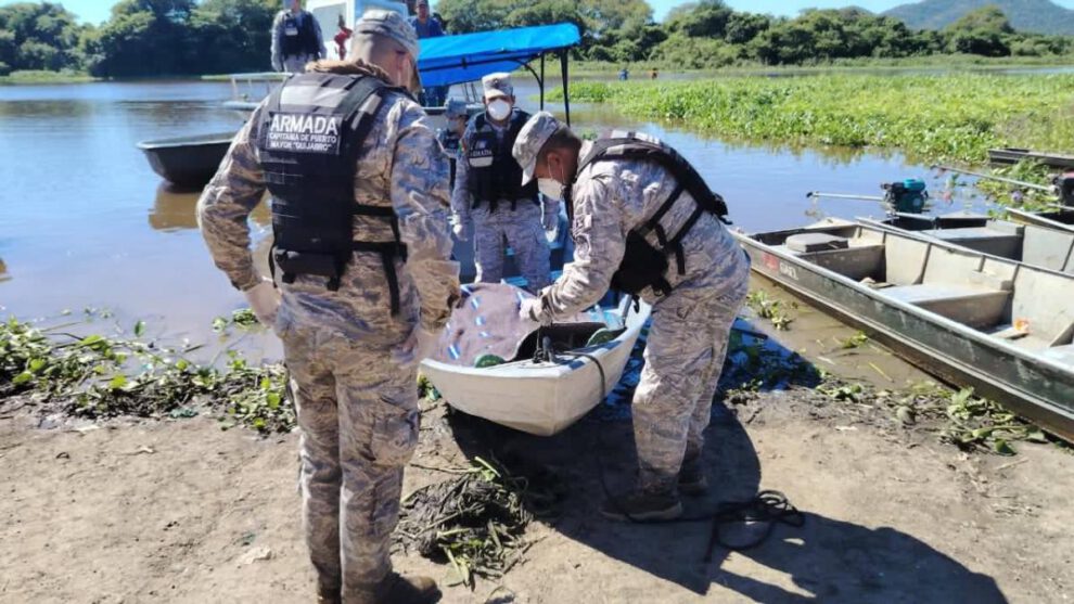 El levantamiento de lo cuerpos realizada por la Armada Boliviana